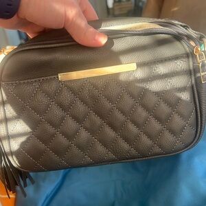 I’m selling this beautiful crossbody bag it goes with any outfit